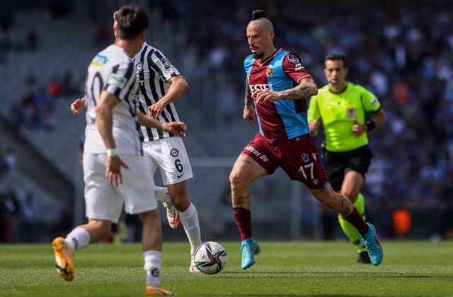 Marek Hamšík zažil v Turecku nezabudnuteľnú oslavu majstrovského titulu opásaný slovenskou zástavou