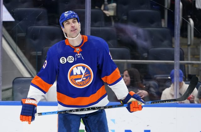 Zdeno Chára môže získať za svoju oddanosť hokeju trofej Billa Mastertona, v NHL odohral historicky najviac zápasov