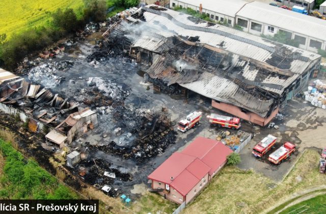 Polícia začala v prípade rozsiahleho požiaru v Soli trestné stíhanie, škody dosahujú zhruba 300-tisíc eur (foto)