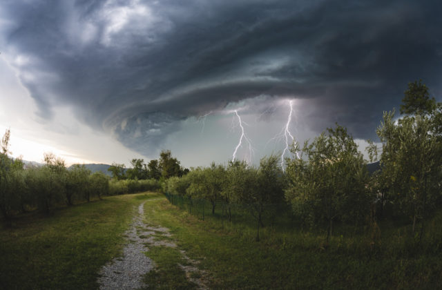 Na Nemecko sa ženú silné búrky a krupobitie, meteorológovia varujú i pred rizikom tornád