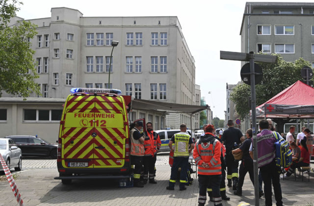 V nemeckej škole vyčíňal ozbrojený muž, útok si vyžiadal jednu zranenú osobu