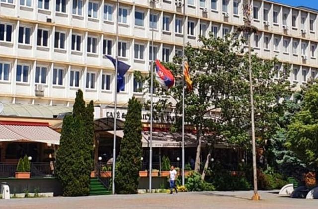 Mestá a obce v okolí Trnavy stiahli vlajky na pol žrde, prihlásili sa k štrajkovej pohotovosti