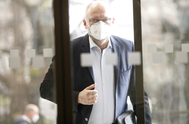 Sulík podľa Matoviča povedal najväčšiu podlosť v politike. Ty si mizerný minister financií, reagoval Cmorej