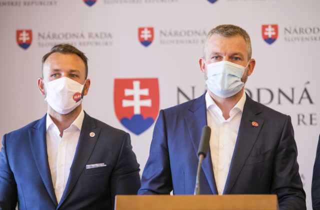 Hlas a Smer vzdali snahy o vyhlásenie referenda za predčasné voľby. Strany veria, že koalícia sa rozpadne aj sama