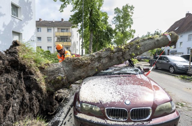 Nemeckom sa prehnala búrka, ktorá vytvorila tri tornáda, viacero ľudí sa zranilo (video)