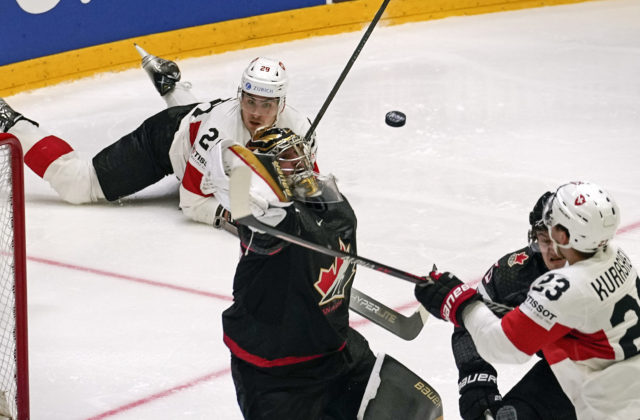 Švajčiarsko zdolalo na MS v hokeji Kanadu a je vo štvrťfinále, istotu postupu majú aj Fíni a Švédi (video)