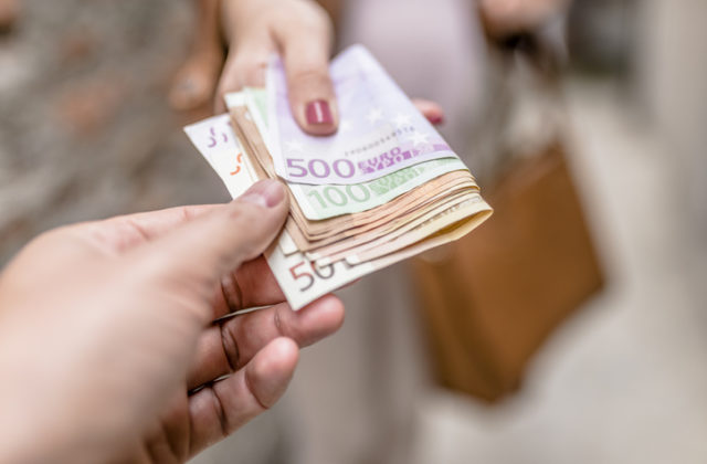 Alarmujúce výsledky prieskumu: Mladá generácia rezignovala na čestné správanie, takmer polovica je ochotná zaplatiť úplatok za prijatie na školu