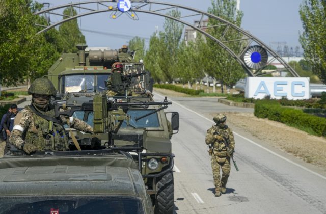 Rusi ostreľujú okolie Záporožskej elektrárne, do ktorej smeruje tím expertov z MAAE