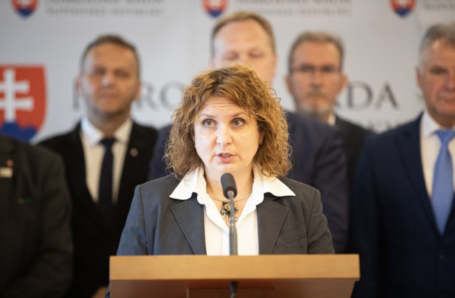 Hatráková sa zatiaľ do klubu Sme rodina vstúpiť nechystá, ostáva súčasťou Kresťanskej únie