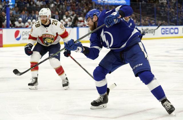 Černák skóroval a Tampa má tri mečbaly. Zvíťazili aj „jazdci“ a Kane strelil hetrik (video)