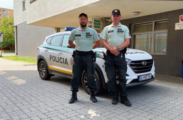 Žena z bratislavskej Karlovky chcela ukončiť svoj život skokom z deviateho poschodia, polícia dorazila na miesto v poslednej minúte