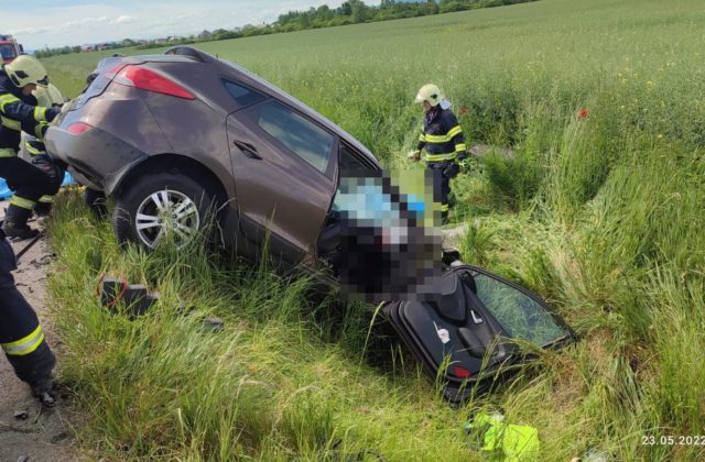 Nehodu za obcou Fekišovce neprežili traja ľudia, auto sa zrazilo s kamiónom (foto)