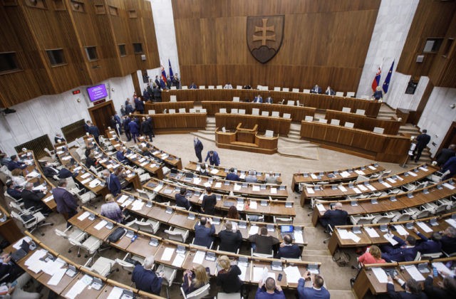 Poslanci na piaty pokus zvolili komisára pre deti, bude ním zakladateľ Úsmevu ako dar