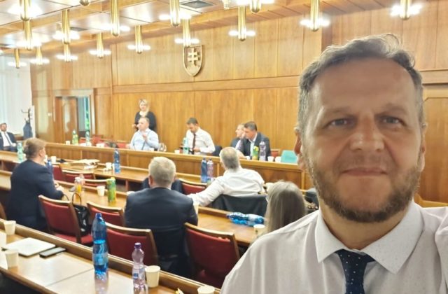 Poslanec Kuriak žiada prezidentku, aby nevetovala pomoc rodinám