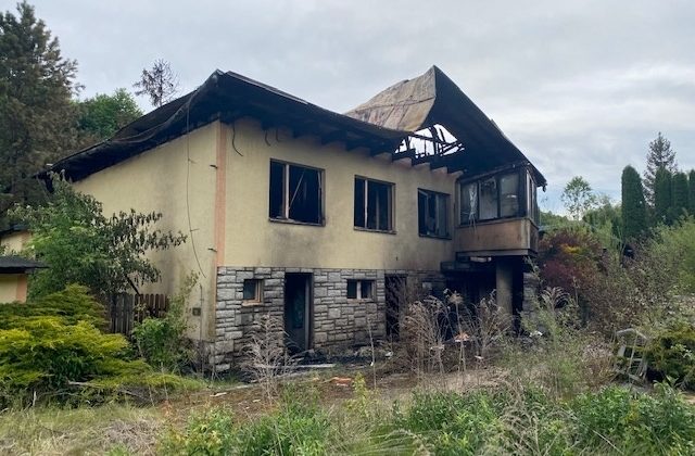 Košický rekreačný areál pohltili plamene, hasiči bojovali s požiarom do skorého rána (foto)