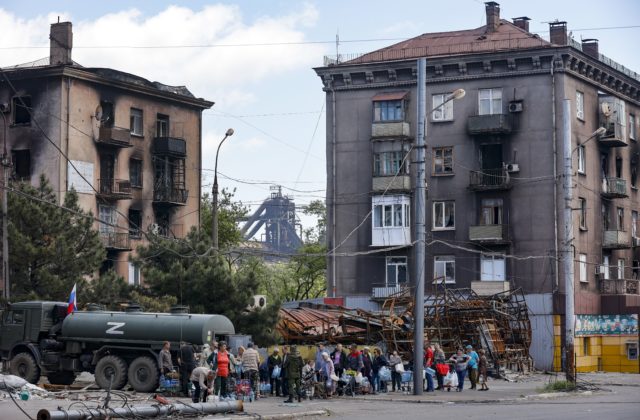 Ľudia v Mariupoli lovia holuby, aby mali čo jesť a ruskí vojaci si z nich robia posmech, vyhlásil starosta Bojčenko