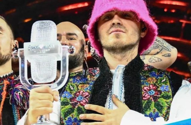 Kalush Orchestra vydražila krištáľový mikrofón za takmer milión dolárov, víťazi Eurovízie použijú peniaze na nákup dronov
