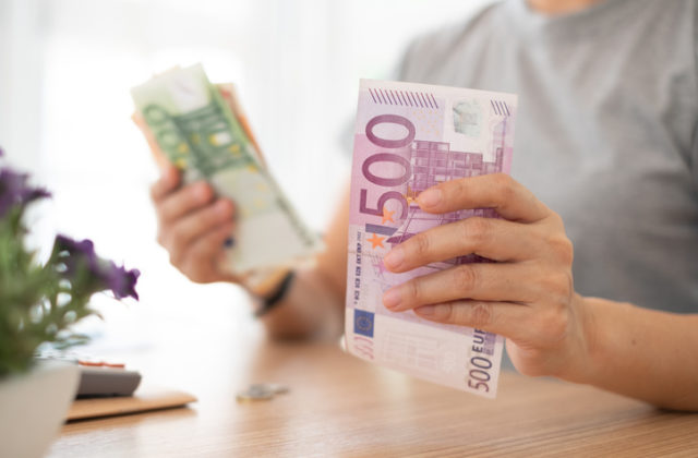 Počet poberateľov náhradného výživného od štátu stúpa, môžu za to zmeny v legislatíve
