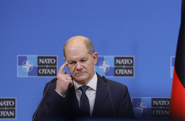 Nemecký kancelár Scholz má problém so zákazom vstupu do európskych štátov pre všetkých Rusov