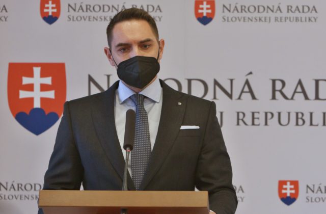 Prejde Gyimesiho návrh zákona o zákaze dúhových vlajok? Matovič stojí za poslancom aj napriek Hegerovmu nesúhlasu