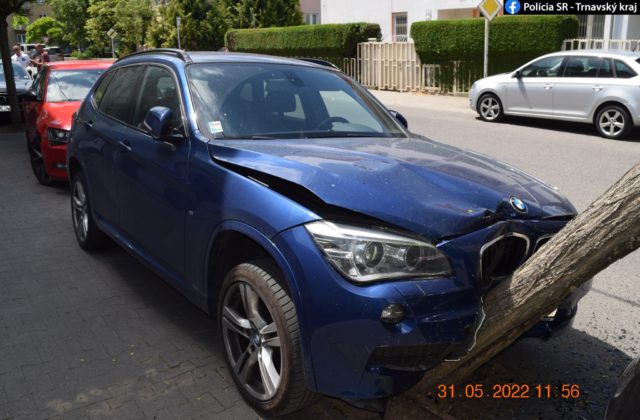 Opitá vodička narazila do stromu, poškodila aj ďalšie štyri autá