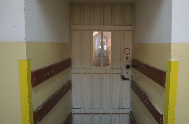 Mladý Ukrajinec skončil za mrežami, šoféroval bez vodičského oprávnenia a totálne opitý