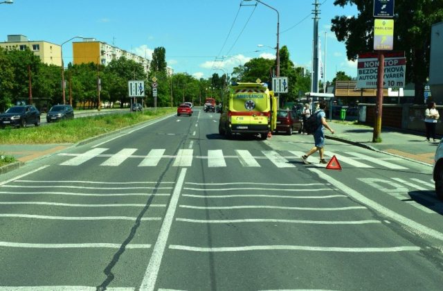V Bratislave zrazilo auto dieťa na prechode pre chodcov, polícia okolnosti vyšetruje