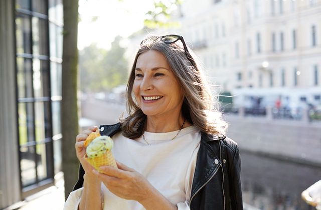 Sedenie na letnom slnku – s ochranou vlasov a pokožky hlavy, ktorá predchádza predčasnému starnutiu