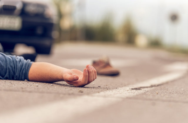 Autonehoda zapríčinila smrť migranta a prevádzača, snažili sa vyhnúť policajnej kontrole