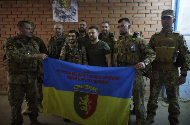 Prezident Zelenskyj navštívil vojakov na frontovej línii, bol aj v meste Zaporižžia (video)