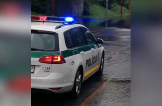 Podchod na Gagarinovej ulici v Bratislave zaplavila voda, polícia odkláňa dopravu (video)