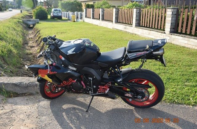 Záhadné zmiznutie motorkárov z miesta nehody? Polícia hľadá muža a ženu, po ktorých prišlo neznáme auto (foto)