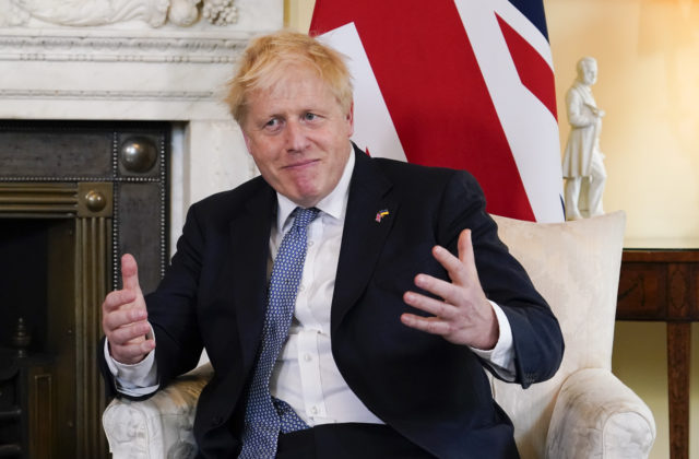 Britský premiér Boris Johnson ustál hlasovanie Konzervatívnej strany o dôvere a zostáva vo svojom úrade