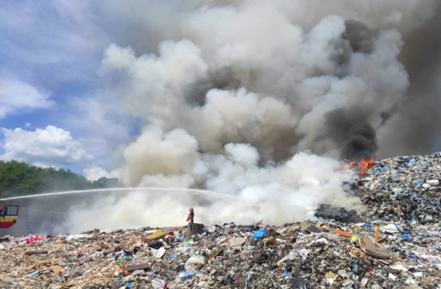 Na skládke odpadu v obci Bojná vypukol požiar, hasiči sa ho snažia dostať pod kontrolu (foto)