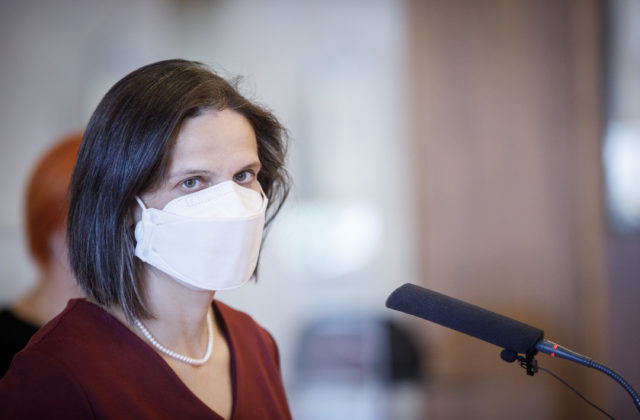 Kolíková trvá na zvýšení platov justičných zamestnancov, o zlepšení odmeňovania diskutuje s Matovičom