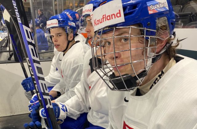 Nominácia Slovenska na MS v hokeji do 20 rokov je známa, tréner Feneš musel robiť neočakávané zmeny (video)