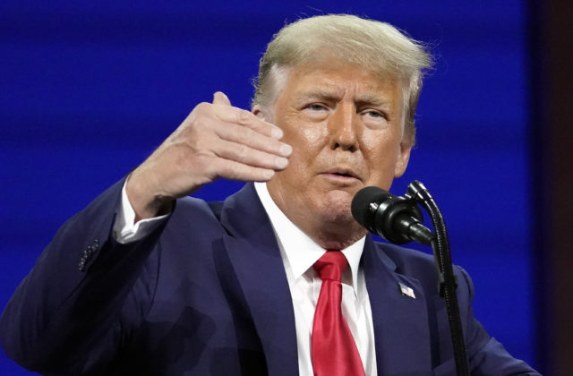 Trump je podľa vyšetrovacieho výboru vinný z pokusu o prevrat, za hecovanie davu a útok na Kapitol sa musí zodpovedať