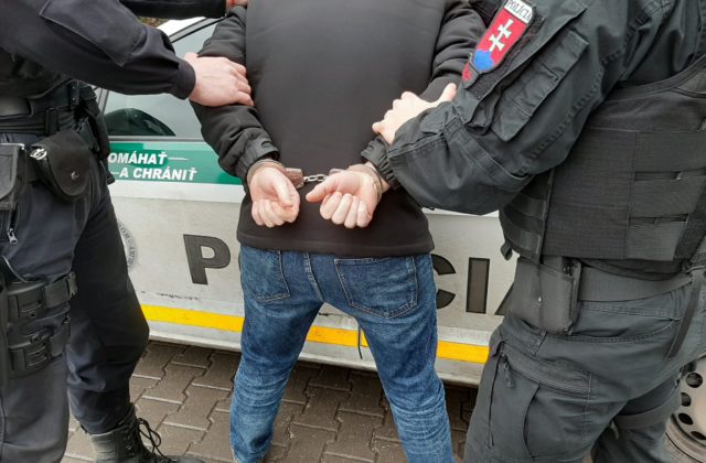 Opitý muž vytiahol zbraň v dave ľudí, zasiahnuť museli seredskí policajti (video)
