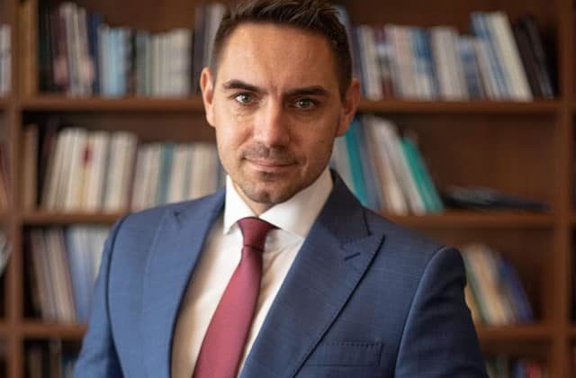 Vládna kríza sa dá podľa Gyimesiho vyriešiť dvomi spôsobmi, buď sa pristúpi na diktát SaS alebo budú predčasné voľby