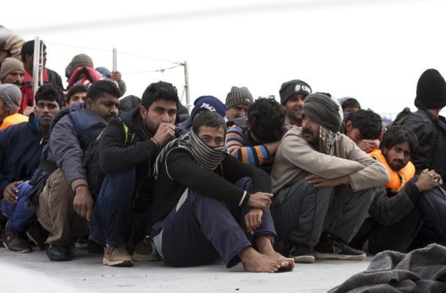 Ilegálny prevoz migrantov v Grécku sa skončil tragicky, pri náraze dodávky do plota zomrel jeden muž