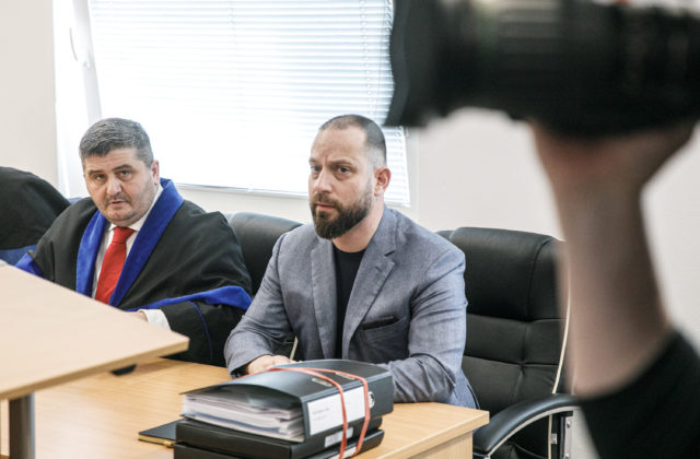 Para žiada o prepustenie z väzby, súd neverejné zasadnutie prerušil pre nekompletnosť spisu