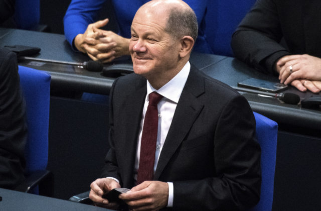 Scholz pôsobí pri dodávke zbraní na Ukrajinu ako brzda. Zelenskyj kancelára vyzval, aby konečne zaujal jasný postoj (video)