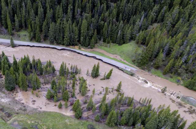 Yellowstonský národný park je pod vodou, silné dažde strhli cesty a množstvo domov (video)