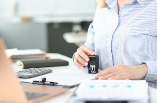 Štátnym zamestnancom porastú platy o tri percentá, rokovania o ďalšom zvyšovaní odštartujú už budúci týždeň