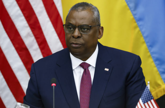 Dodávky zbraní zo Západu na Ukrajinu sa musia posilniť, odkazuje americký minister obrany