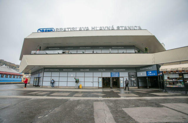 Mladík masturboval na bratislavskej Hlavnej stanici a nadával okoloidúcim ženám, skončil za mrežami