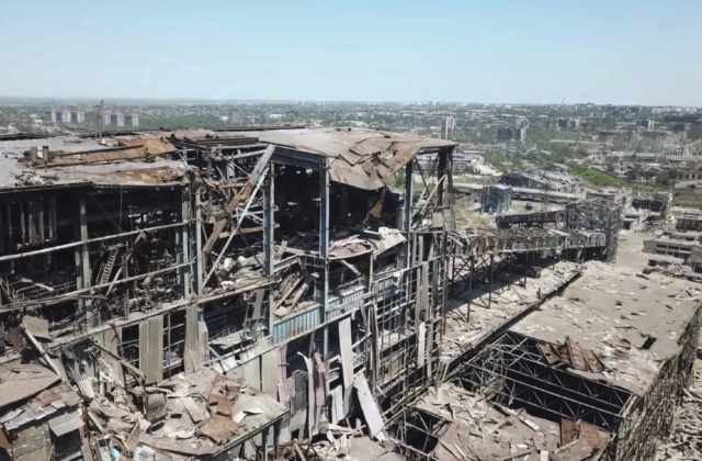 Mariupoľ sa ocitol podľa starostu v stredoveku, ľudia si perú v kalužiach na ulici a narastá riziko šírenia chorôb