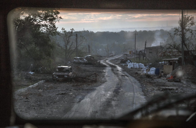Evakuovať stovky ľudí zo závodu Azot v Sjevjerodonecku je nemožné, muselo by nastať úplné prímerie, tvrdí Hajdaj