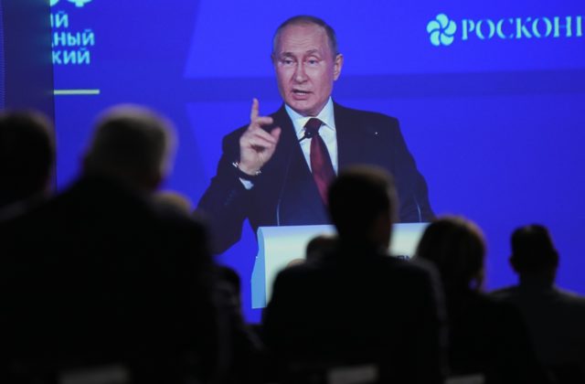 Rusko prekoná „šialené“ sankcie, tvrdí Putin, Ukrajina by podľa neho peniazmi z exportu potravín platila za zbrane