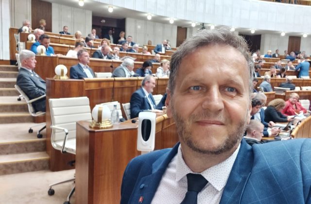 Kuriak bude hlasovať za prelomenie veta Čaputovej, jej prístup považuje za alibistický